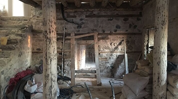 Elazığ Belediyesi tarafından merkeze bağlı Harput Mahallesinde tarihi Sağır Müftü Konağı'nda devam eden restorasyon çalışmalarında konak içerisindeki kapının genişletilmesi kararı alındı. 