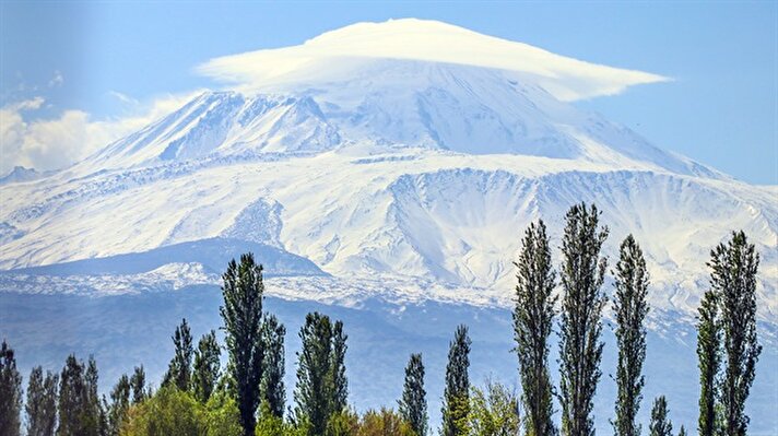  Iğdır ve Ağrı il sınırlarında bulunan ve 5 bin 137 metre yüksekliğiyle Türkiye'nin çatısı olarak nitelendirilen Büyük Ağrı Dağı, zirvesinde oluşan ve bir şapkayı anımsatan bulut ile ayrı bir büyüleyici görsellik sundu.