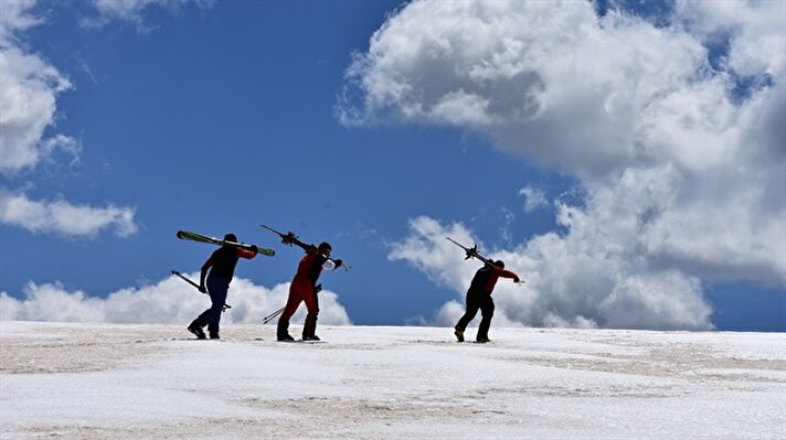Kent merkezine 12 kilometre uzaklıktaki bölgeye gelen antrenörler, burada nisan ayında kayak yapmanın keyfini yaşadı. 

