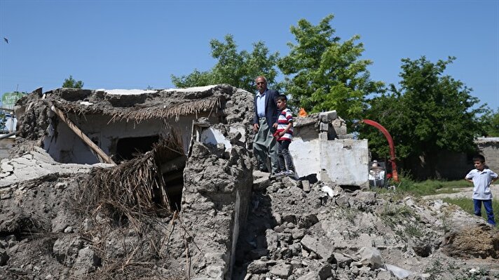 Samsat'ta meydana gelen depremin ardından başta AFAD olmak üzere Türk Kızılayı ve çeşitli sivil toplum kuruluşları, olaydan etkilenen afetzedelerin yaralarını sarmak için çalışmalarını aralıksız yürütüyor.