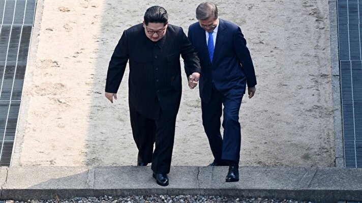 İki ülke liderlerinin 1950-1953 yıllarındaki Kore Savaşı'ndan bu yana üçüncü kez düzenlediği liderler zirvesinde Kim, Güney Kore topraklarına ayak basan ilk Kuzey Kore lideri oldu. 
