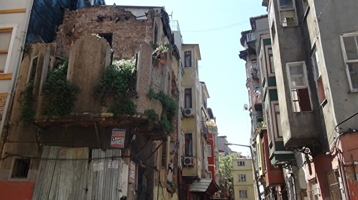 Beyoğlu Kalyoncu Kulluğu Mahallesi Kömürcü Zeynel Sokak'ta bulunan 3 katlı metruk binanın bir kısmı saat 13.00 sıralarında henüz belirlenemeyen bir nedenle çöktü.