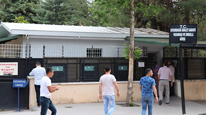 Diyarbakır Cumhuriyet Başsavcılığından yapılan açıklamada, adliye binası girişlerinde alınan önlemlere ilişkin elde edilen sayısal verilerle yaşanması muhtemel olayların önüne geçildiği bildirildi.

