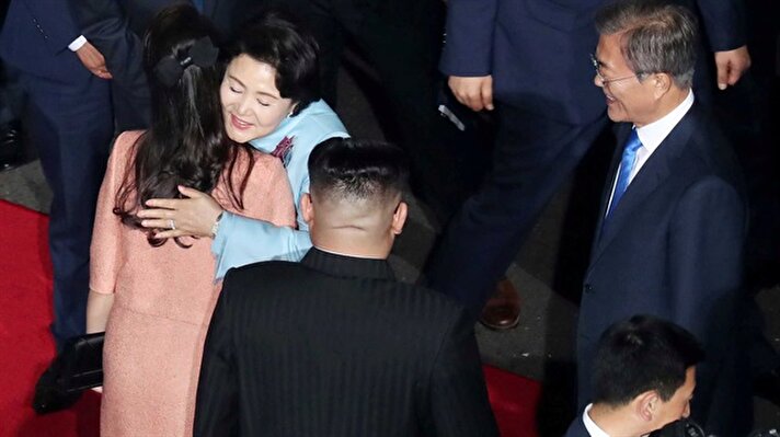 Güney Kore Devlet Başkanı Moon Jae-in ile Kuzey Kore lideri Kim Jong-un'un iki ülke sınırındaki Panmunjom Ateşkes Köyü'nde bir araya geldiği tarihi zirve sona erdi.