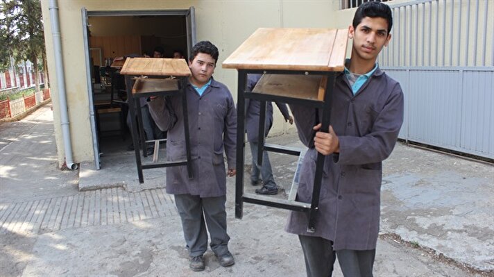 Osmaniye Meslek ve Teknik Anadolu Lisesi Mobilya İç Mekan Tasarım Bölümü öğrencileri, Afrin'deki okulların sıra ihtiyaçlarına katkıda bulunmak amacıyla 3 hafta boyunca okul atölyesinde çalıştı.

