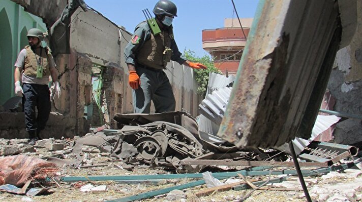 Nangarhar Valiliği Sözcüsü Ataullah Hogyani, AA muhabirine yaptığı açıklamada, üç tekerlekli motosiklete yerleştirilen bombanın, kent merkezindeki bir seçim merkezinin önünde patlatıldığını belirtti.

