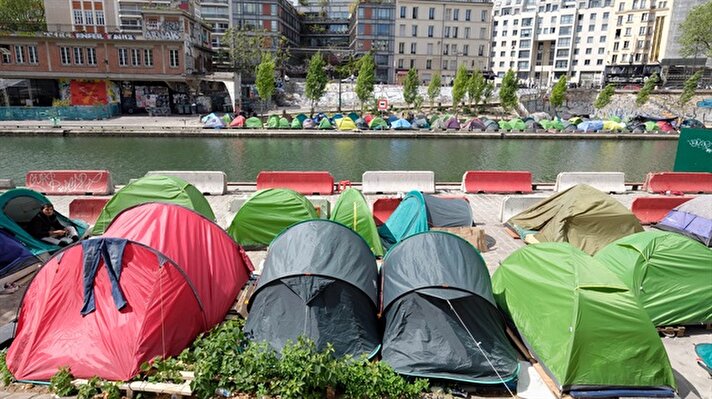 Refugees in Paris gather at makeshift camp