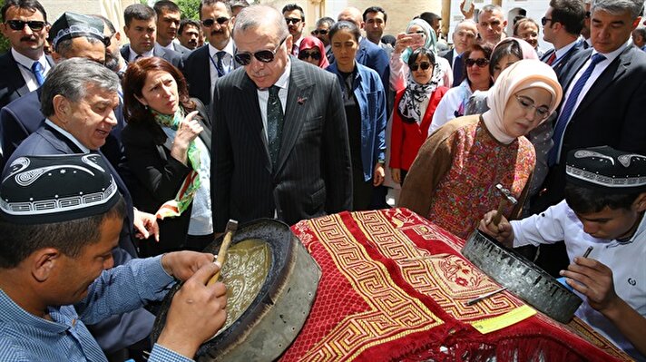 Cumhurbaşkanı Recep Tayyip Erdoğan, eşi Emine Erdoğan ile beraber Buhara'da tarihi ve kültürel yerleri ziyaret etti.