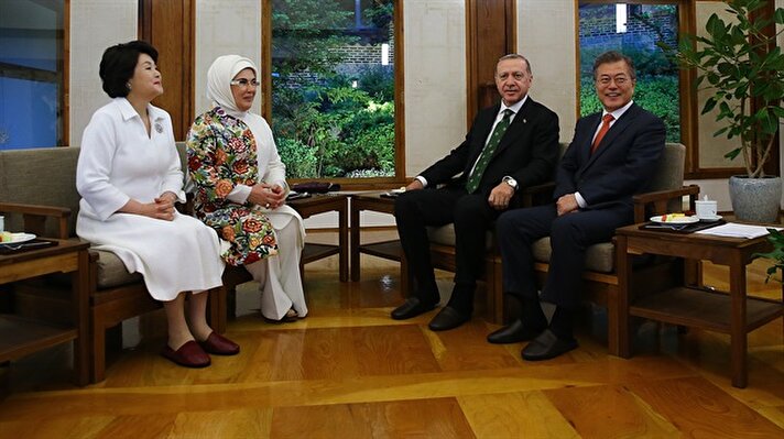 Erdoğan ve Moon çifti bir süre yağmur altında bahçede yürüyüş yaptı.  