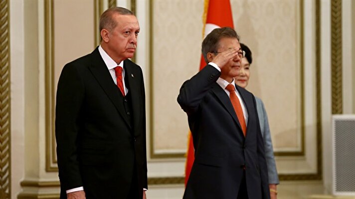 Cumhurbaşkanı Recep Tayyip Erdoğan, Güney Kore Cumhurbaşkanı Moon Jae-in tarafından Seul'deki Cumhurbaşkanlığı Sarayı'nda resmi törenle karşılandı.  