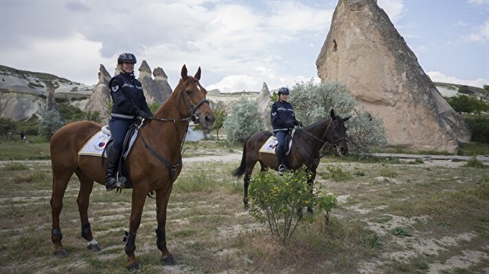 Nevşehir'de, 2003 yılından beri Jandarma Genel Komutanlığı bünyesinde faaliyet gösteren JAKEM'de yetiştirilen ve özellikle turizm bölgelerinde motorlu taşıtların giremediği alanlar ile asayiş olaylarında kullanılan atlar, ikisi kadın 30'a yakın personel tarafından eğitiliyor.

