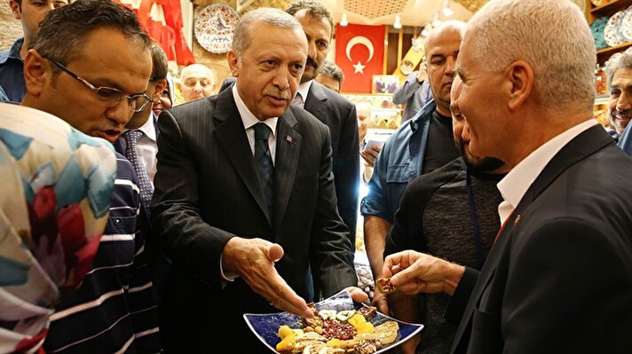 Cumhurbaşkanı Recep Tayyip Erdoğan, İstanbul Fatih'te restorasyonu tamamlanan Mısır Çarşısı'nın açılış törenine katıldı. Erdoğan programın ardından çarşıyı gezdi. 