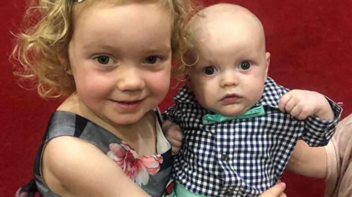 Uçağı beklerken sakin kalan 3 yaşındaki Caroline ve 4 aylık erkek kardeşi biniş sırasında paniklediler.  