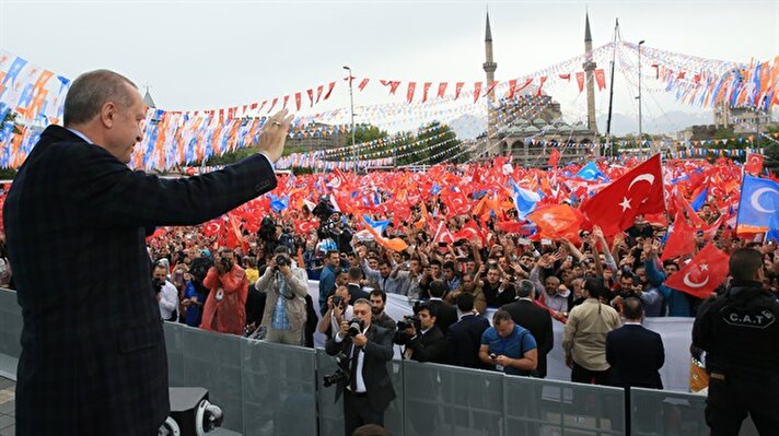 Cumhurbaşkanı Recep Tayyip Erdoğan Kayseri Valilik önünde geçekleştirilen AK Parti Kayseri Kadın Kolları 5. Olağan İl Kongresi'ne katılarak partililere hitap etti.