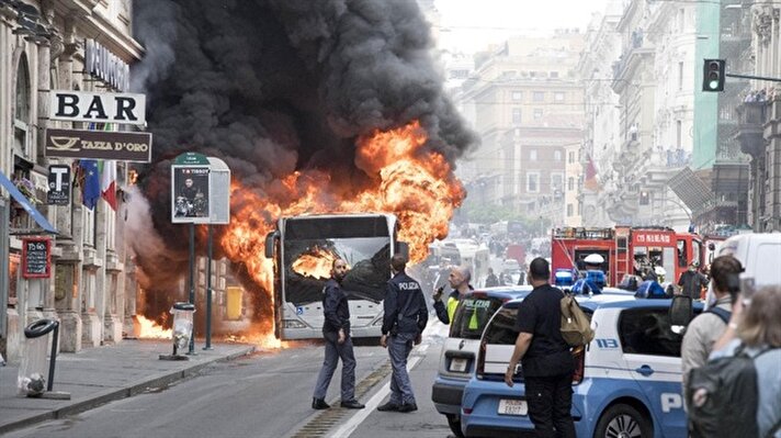 Roma'nın merkezinde bir otobüs alev alarak patladı. Geçtiğimiz yıl 20 kadar otobüsün yine yangınlar yüzünden hasar gördüğü hatırlatıldı. 