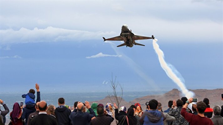 Türk Silahlı Kuvvetlerinin (TSK) gösteri ekibi SOLOTÜRK'ün, Ağrı Dağı'nın eteklerindeki gösteri uçuşu büyük beğeni topladı.