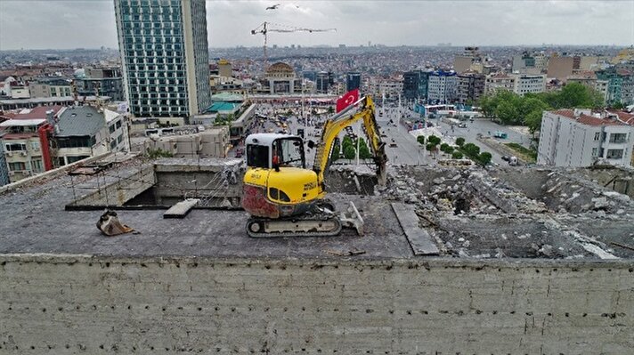 Yıkım çalışmaları devam eden Atatürk Kültür Merkezi'nin en üst katında çalışan vinç ilginç görüntüler oluşturdu. Metrelerce yüksekte yıkım çalışması gerçekleştiren vinci gören vatandaşlar şaşkınlığını gizleyemedi. Yerine 2 bin 500 kişilik opera binası yapılacak olan AKM'nin en üst katında çalışmalarını sürdüren vinç havadan görüntülenirken vincin oluşturduğu tehlike de gözler önüne serildi.