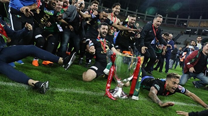  Maç sonrası Teleset Mobilya Akhisarsporlu kaleci Fatih Öztürk sevinç gözyaşı döktü.