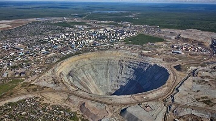 Doğu Sibirya'da bulunan ve Diamond City olarak anılan devasa delik dünyanın en büyük çukuru olarak kabul ediliyor. 