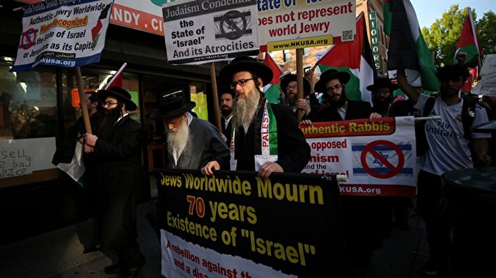 New York'ta, ABD'nin büyükelçiliğinin Kudüs'e taşınması, İsrail'in Filistin topraklarını işgali ve Gazze'deki şiddet olaylarına karşı protesto gösterisi düzenlendi.

