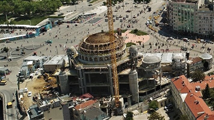 Tamamlandığında 2 bin 500 kişinin aynı anda namaz kılabileceği Taksim Camii'nin minarelerinin inşaatına başlandı.