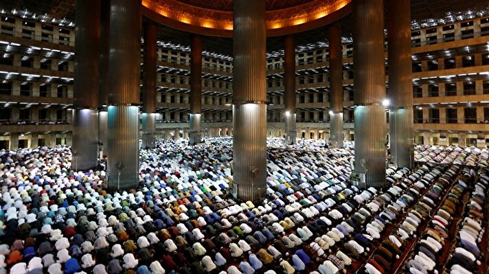 Muslims pray during holy month of Ramadan
