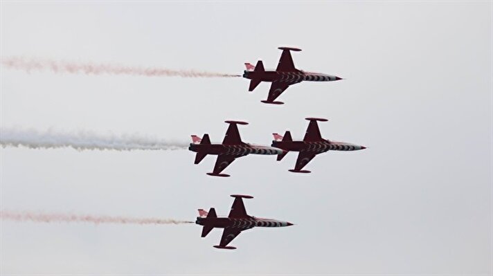Türk Hava Kuvvetleri Akrobasi Timi Türk Yıldızları ile F-16 jet uçağıyla gösteri yapabilen dünyanın sayılı akrobasi timlerinden SOLOTÜRK, Samsun semalarında gösteri gerçekleştirdi.