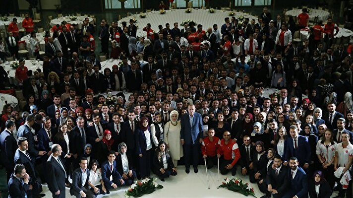 Cumhurbaşkanı Recep Tayyip Erdoğan, Cumhurbaşkanlığı Külliyesi'nde gençler ve sporcularla iftarda bir araya geldi.