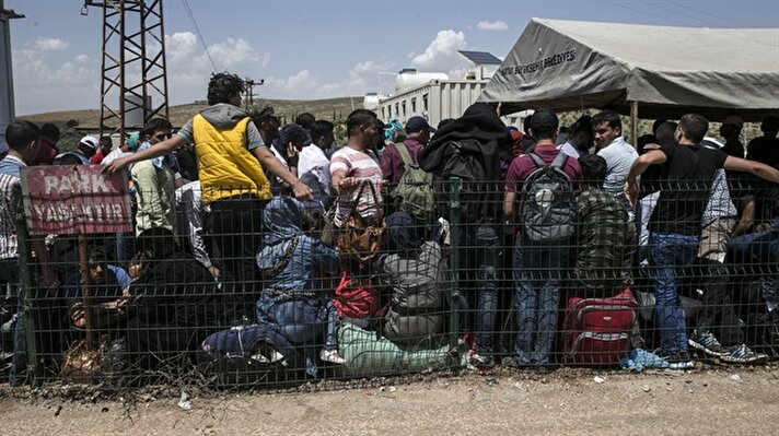 Syrian refugees cross Turkish border to spend Ramadan, Eid in their hometowns 
