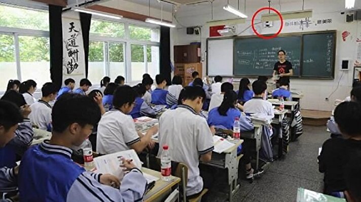 بالصور: مدرسة في الصين تثبت كاميرات بتقنية التعرف على الوجوه للتأكيد على انتباه الطلبة في الفصول
