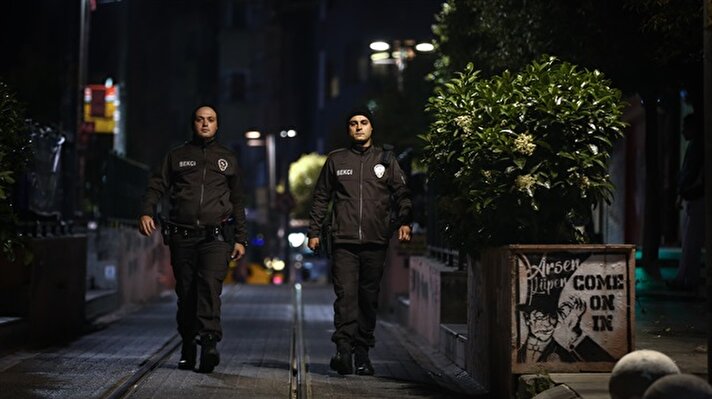 Yaya olarak görev yapan bekçiler, gece işlenebilecek suçlara karşı sokak sokak gezerek görevlerini yerine getiriyor.


