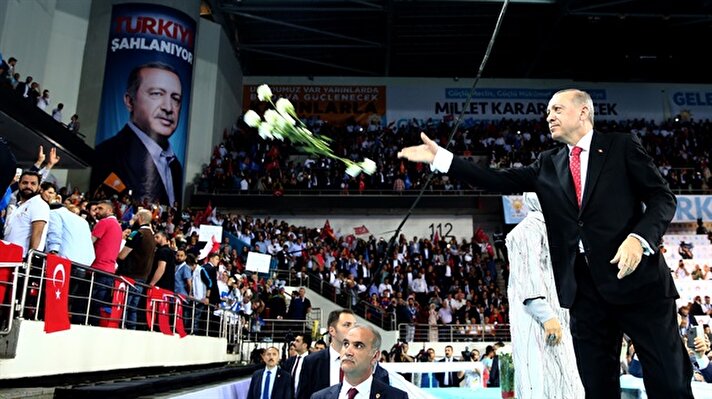 Flag-bearing crowd welcomes Erdoğan as he reveals election manifesto 