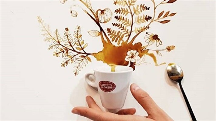 شاهد.. فنانة إيطالية تبتكر لوحات فنية باستخدام الشاي والقهوة