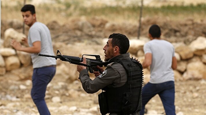 Israeli forces target Palestinians trying to Al-Aqsa Mosque for Friday prayer