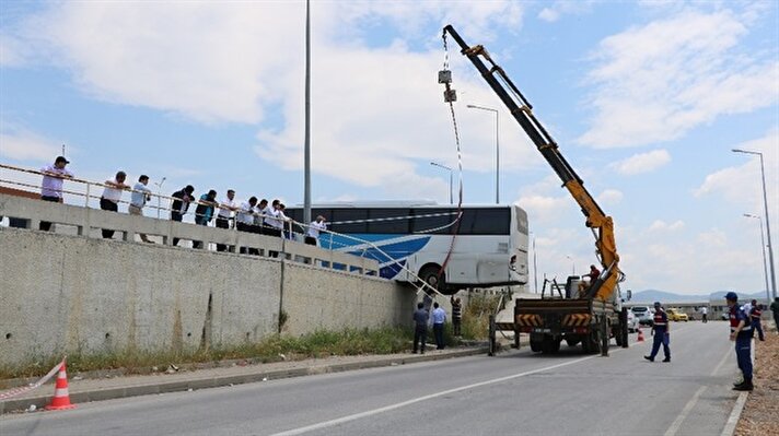 İlginç kaza, öğle saatlerinde Çanakkale 15 Temmuz Demokrasi Otogarında meydana geldi. İddiaya göre el freni çekilmeyen bir firmaya ait yolcu otobüsü geri hareket etmeye başladı. 