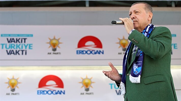 Cumhurbaşkanı Erdoğan'ı havalimanında Süper Lig'e çıkma başarısı gösteren Büyükşehir Belediye Erzurumspor futbolcuları karşıladı.