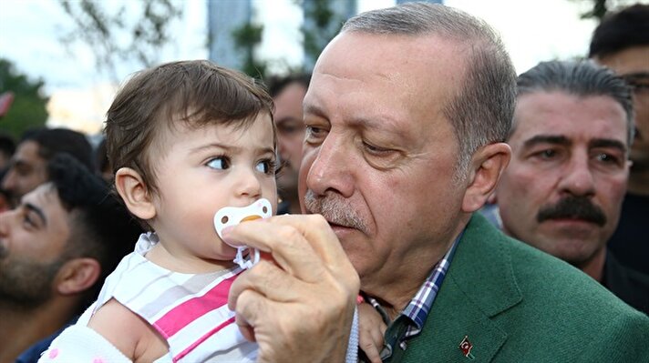 Cumhurbaşkanı Recep Tayyip Erdoğan, Yenikapı'da Emniyet Teşkilatı mensupları ile yapacağı iftar öncesinde Zeytinburnu Sahili'nde iftarı bekleyen vatandaşlarla bir araya geldi.