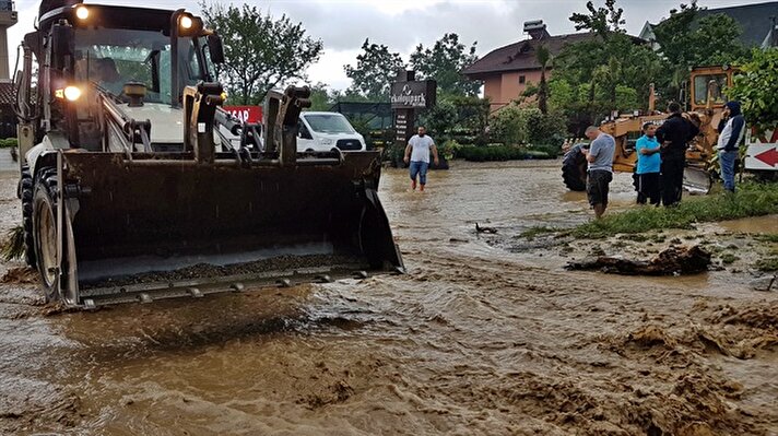 Bursa'nın Gemlik ilçesinde etkili olan kuvvetli yağış nedeniyle Bursa-Yalova karayolunun bazı bölgelerinde meydana gelen su birikintileri ulaşımı olumsuz etkiledi, uzun araç kuyrukları oluştu.