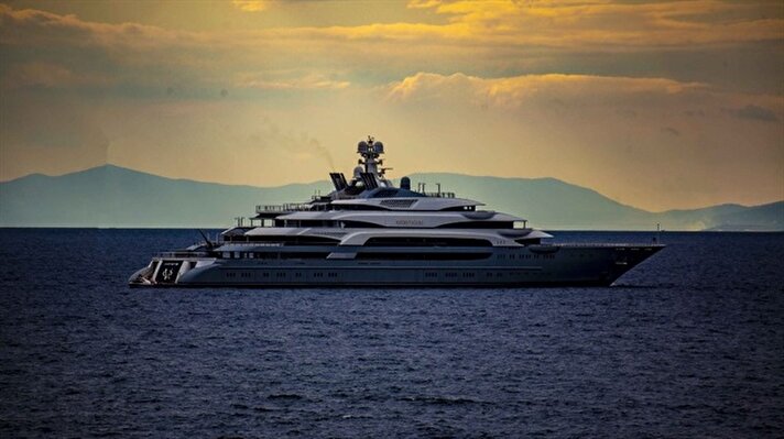 Dünyanın sayılı zenginlerinin yer aldığı Forbes listesinde adı geçen Victor Rashnikov'un süper lüks yatı 'Ocean Victory', dün öğle saatlerinde Kuşadası Körfezi açıklarına demir attı. Rusya'nın çelik ve metal kralı Viktor Rashnikov, dünyanın en büyük 3 yatından biri olan, 144 metrelik, 300 milyon dolar değerindeki 'Ocean Victory' isimli yatı ile Ege adaları ve Bodrum'un ardından Kuşadası'na geldi.