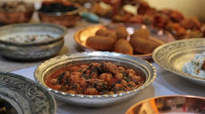 Türkiye'nin adeta "lezzet diyarı" olan Gaziantep'te vatandaşlar, iftar ve sahur sofralarında genellikle et ve hamur işi yemekler tercih ediyor.


