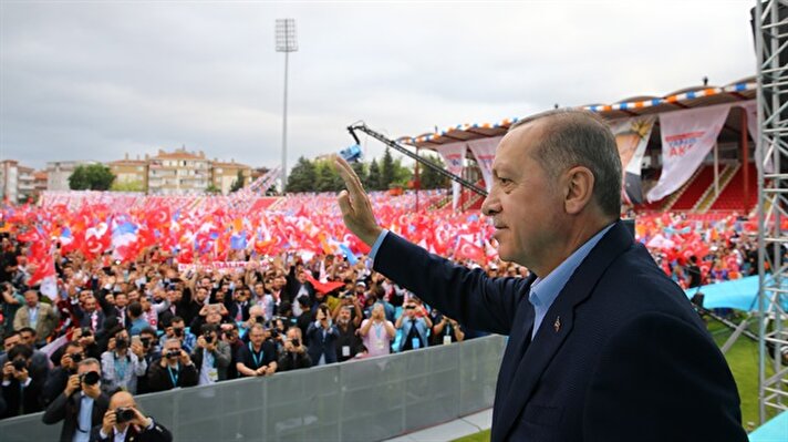 Cumhurbaşkanı Erdoğan, 16 yıl önce AK Parti ile demokrasi ve kalkınma yolunda güzel bir başlangıç yaptık. 15 Temmuz'da milletimizle birlikte istiklalimize ve istikbalimize sahip çıkmak konusunda güzel bir başlangıç yaptık. dedi.