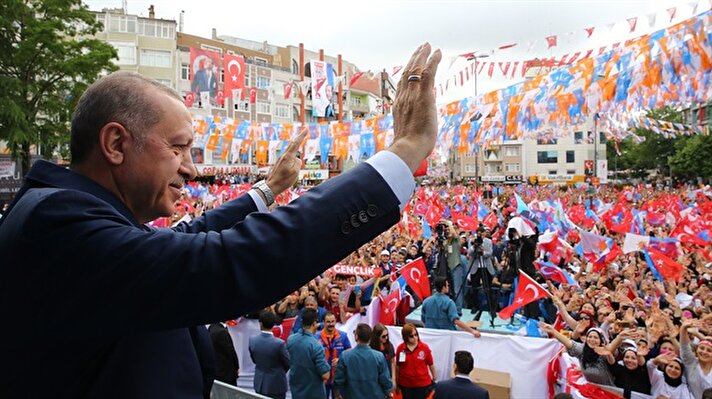 Erdoğan, tören mangasını selamladı.