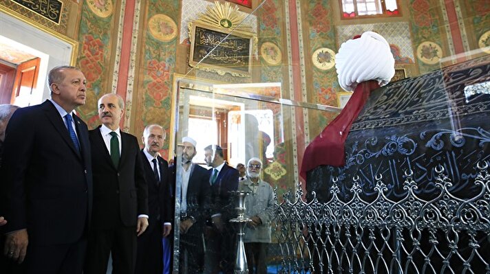 Cumhurbaşkanı Recep Tayyip Erdoğan, restorasyonu tamamlanan Fatih Sultan Mehmet'in, Fatih Camisi avlusundaki türbesinin açılışını gerçekleştirdi.
