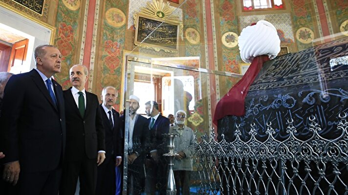 Erdoğan visits Sultan Mehmed II tomb after its renovation