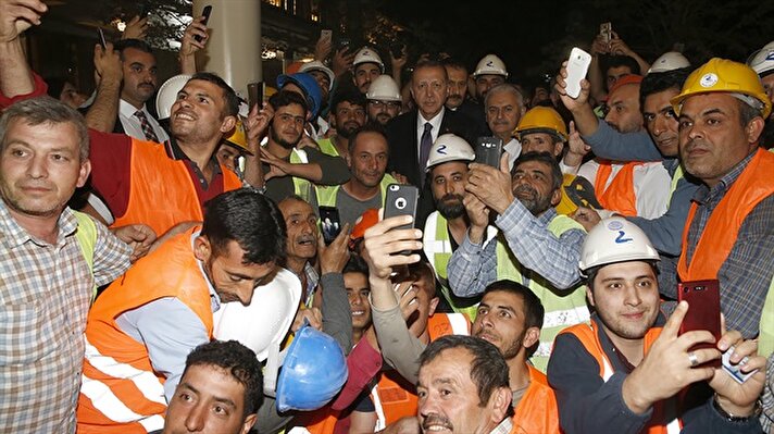 Cumhurbaşkanı Erdoğan inşaat işçileriyle hatıra fotoğrafı çektirdi