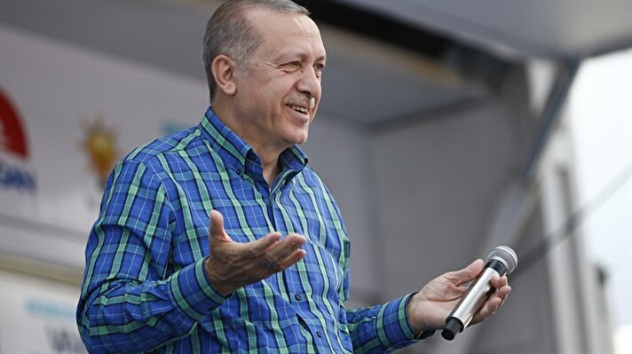 Cumhurbaşkanı ve AK Parti Genel Başkanı Recep Tayyip Erdoğan, Muğla Menteşe Açık Hava Oto Pazarında düzenlenen mitinge katılmak üzere helikopterle geldiği Muğla Stadı çevresindeki vatandaşları selamladı.