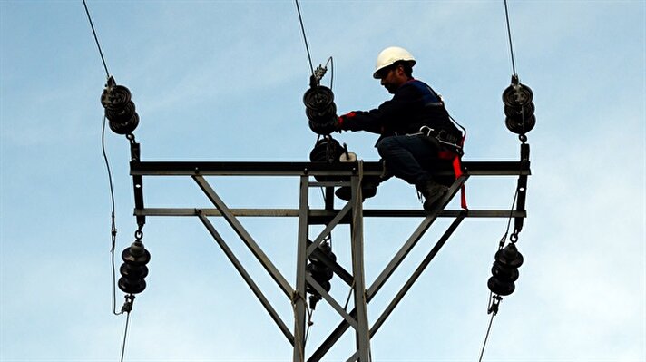 VEDAŞ ekipleri, ramazan ayında vatandaşların elektrik arızaları nedeniyle mağdur olmaması için yoğun çalışma yürütüyor. 

