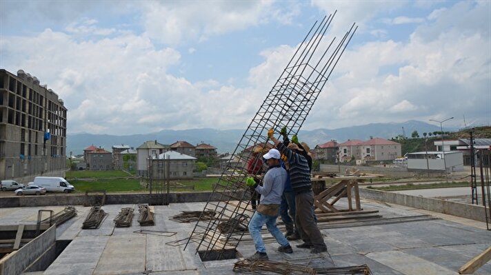 Son günlerde hava sıcaklığının arttığı Bursa'da, ağır şartlar altında çalışan inşaat işçileri, hem işlerini yapıp hem de oruçlarını aksatmadan tutuyor. 
Günde ortalama 7-8 saat çalışan inşaat işçileri, bazen mesailerini iftar saatine kadar uzatıyor. 
