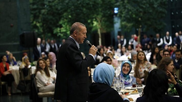 Erdoğan, First Lady host youths for sahur