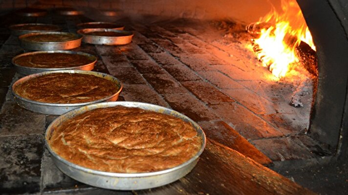 Orta Anadolu'nun yöresel lezzeti tahinli pide; un, şeker, maya, su ve bol tahin karışımından elde edilen hamurun, taş fırında odun ateşiyle 10 dakika pişirilmesiyle yapılıyor.

